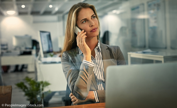 Frau in Büro am Telefon