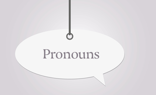 Schild mit Aufschrift "pronouns"