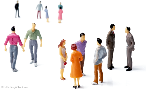 Kleine Plastikfiguren stehen in Gruppen