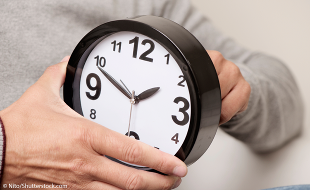 Hände stellen Uhr um