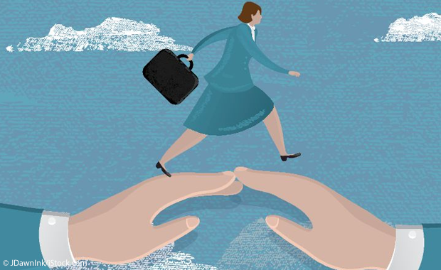 Illustration: Frau mit Aktenkoffer läuft über zwei übergroße Hände, die eine Brücke bilden