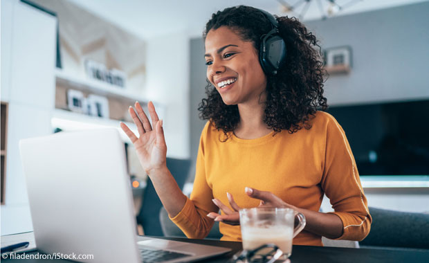 Frau mit Headset vor dem Laptop