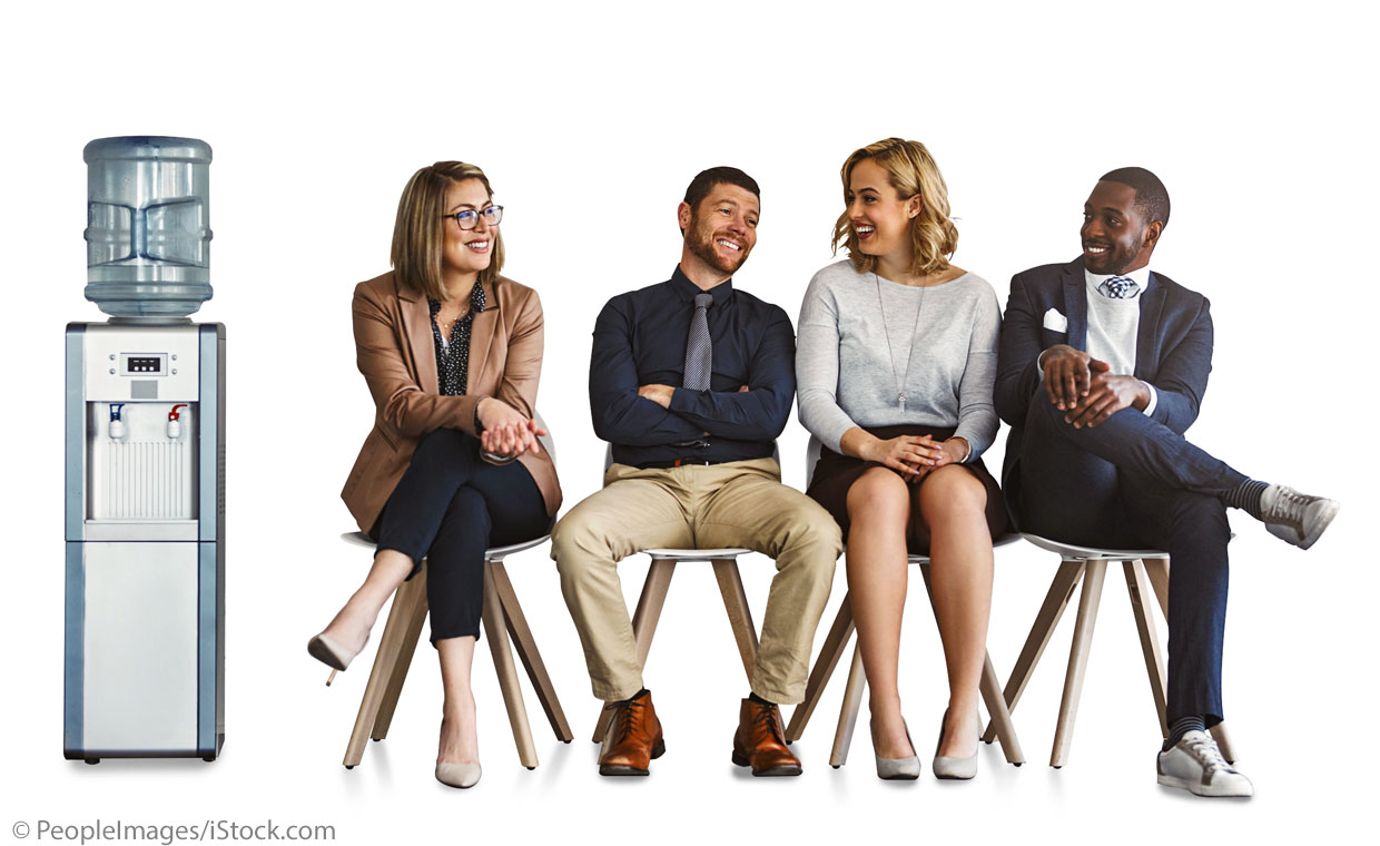 istock.com/Peopleimages vier Personen sitzen neben einem Wasserspender