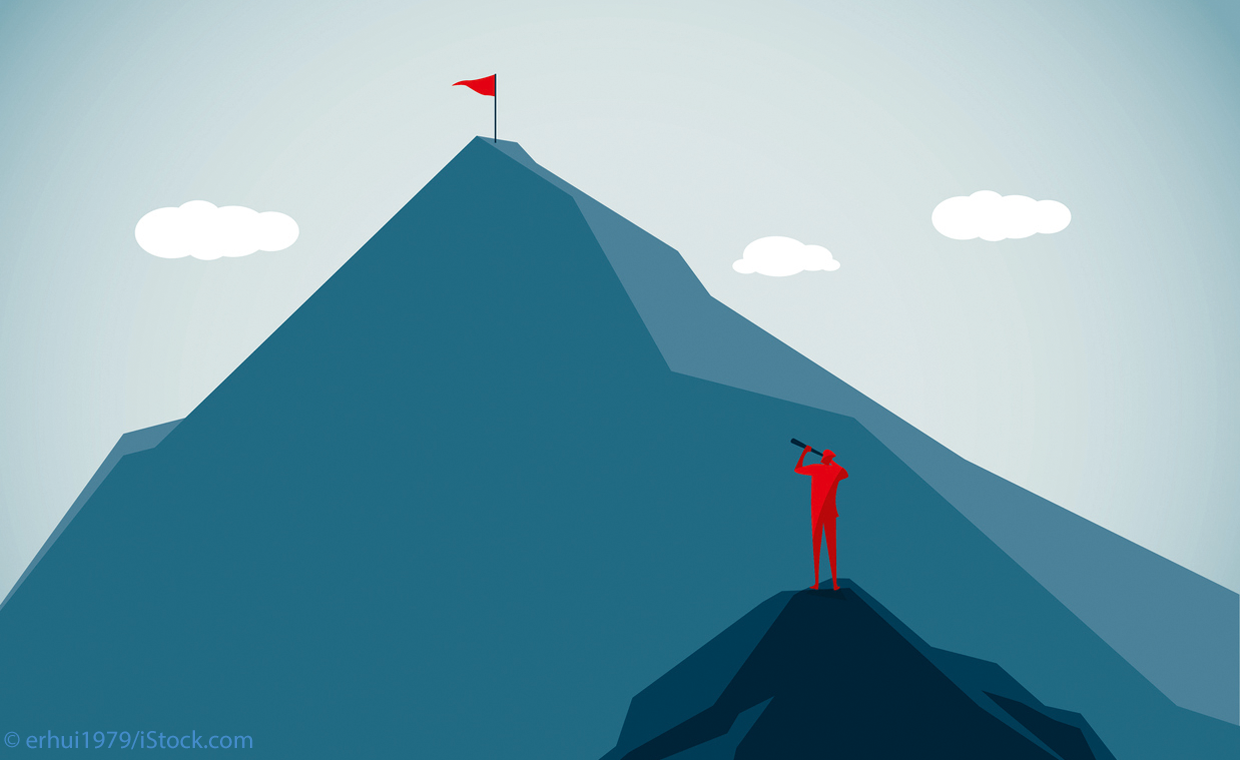 Symbolbild für Zielsetzung bei englischen Feedbackgesprächen: Figur mit Fernrohr schaut in Richtung eines Berggipfels