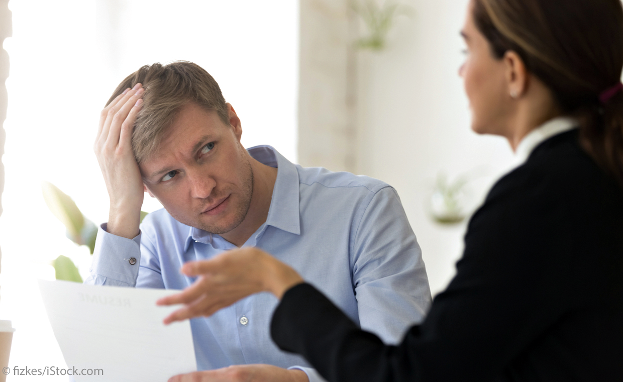 Diskussion zwischen zwei Arbeitnehmern