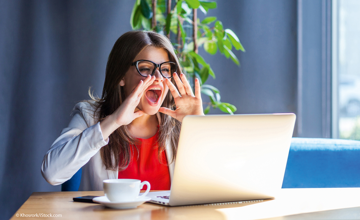 Frau im Home-Office schreit ihren Computer an