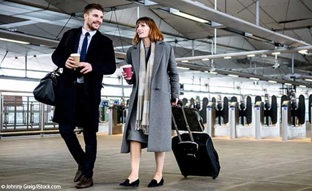 Zwei Personen am Flughafen