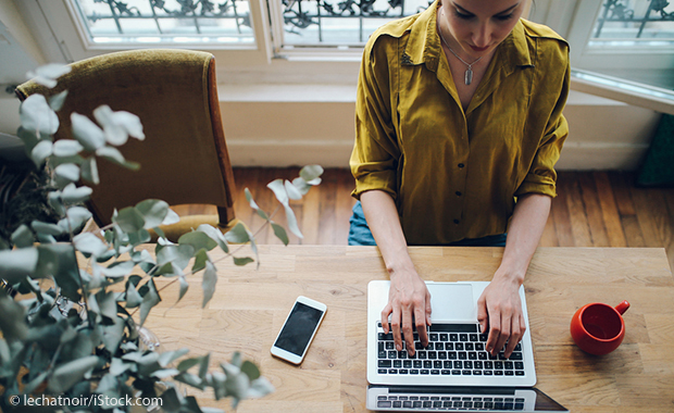 Tipp zum Business-Englisch-Lernen: Schreiben Sie E-Mails auf Englisch (Frau am Computer)