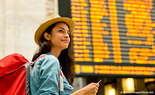 Tipp zum Business-Englisch-Lernen: Reisen Sie in englischsprachige Länder (Junge Frau am Flughafen)