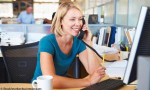 Eine Frau telefoniert im Büro.