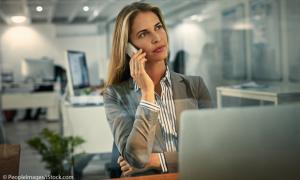 Frau im Büro am Telefon