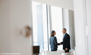 Händeschüttel zwischen zwei Personen in einem Büro