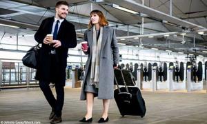 Mann und Frau am Flughafen