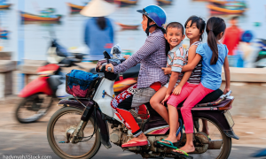 Vietnamesische Familie auf einem Motorroller