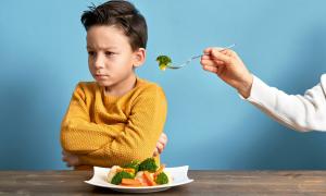 Mutter versucht, Sohn Brokkoli schmackhaft zu machen