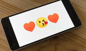 Kiss and heart emojis on a mobile phone screen