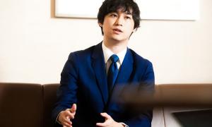 Shunsaku Sagami speaks while sitting on a couch