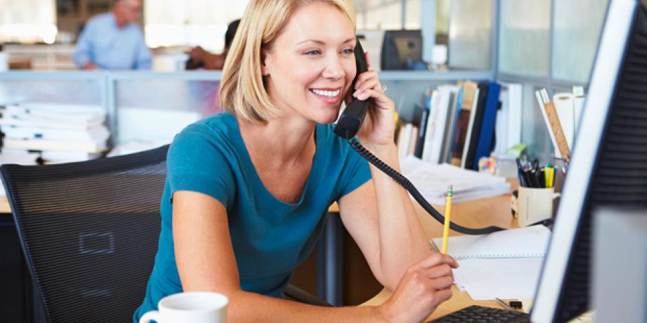 Eine Frau telefoniert im Büro.