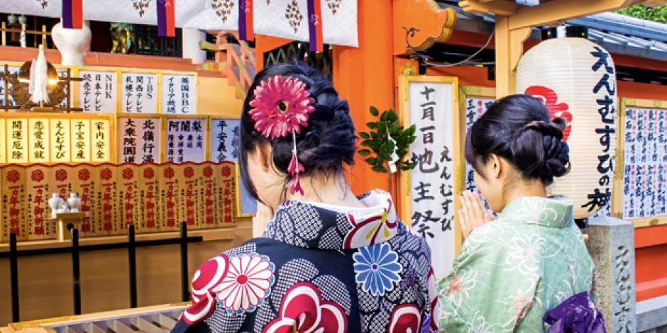 Japanische Mädchen im traditionellen Kimono