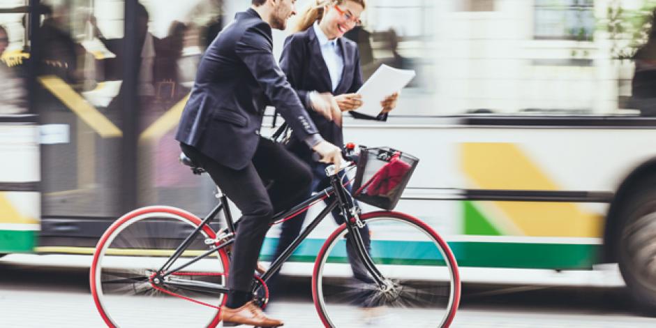 Strassenszene mit Geschäftsleuten. Junger Geschäftsmann mit Fahrrad.