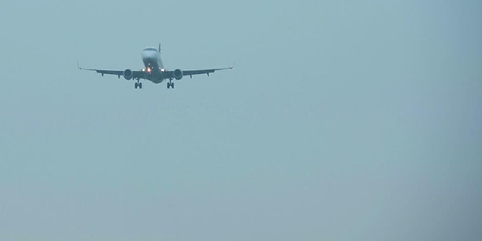 Flugzeug im Nebel