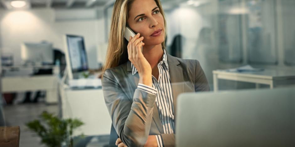 Frau im Büro am Telefon