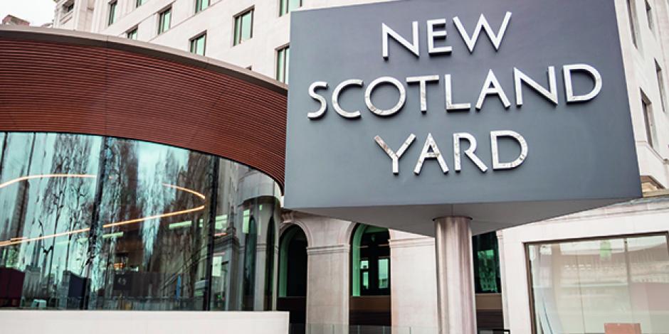 Eingang von New Scotland Yard
