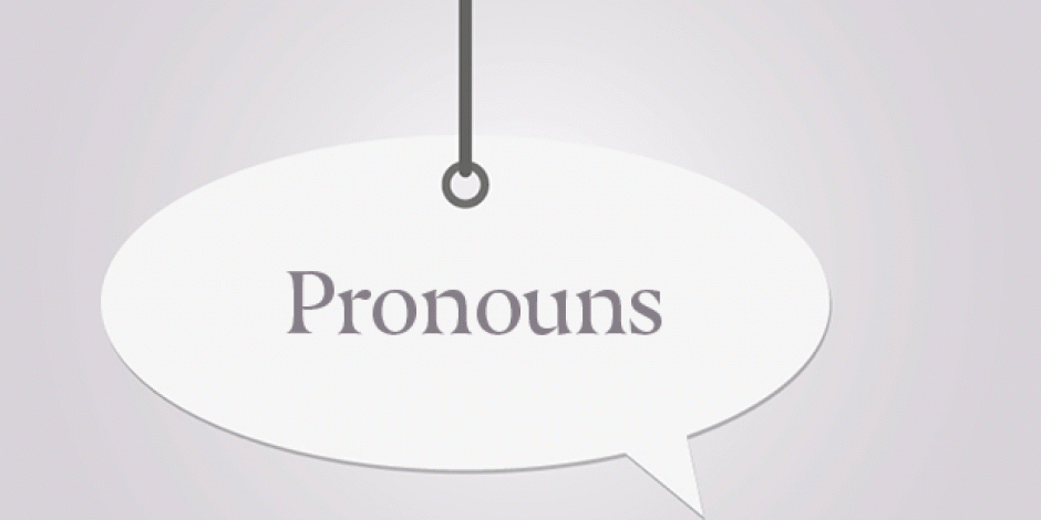 Schild mit Aufschrift "pronouns"