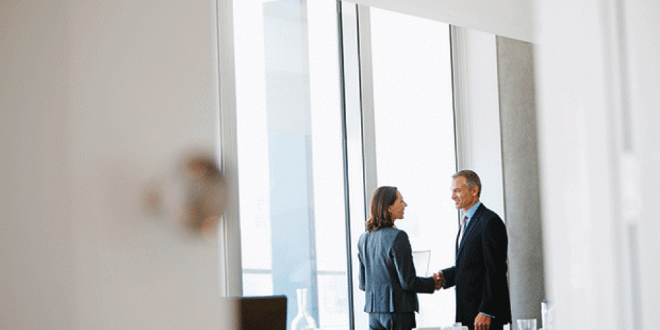 Händeschüttel zwischen zwei Personen in einem Büro