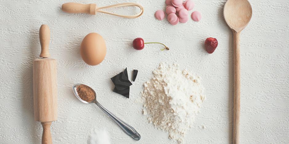 Werkzeug und Ingredienzien zum Kuchenbacken