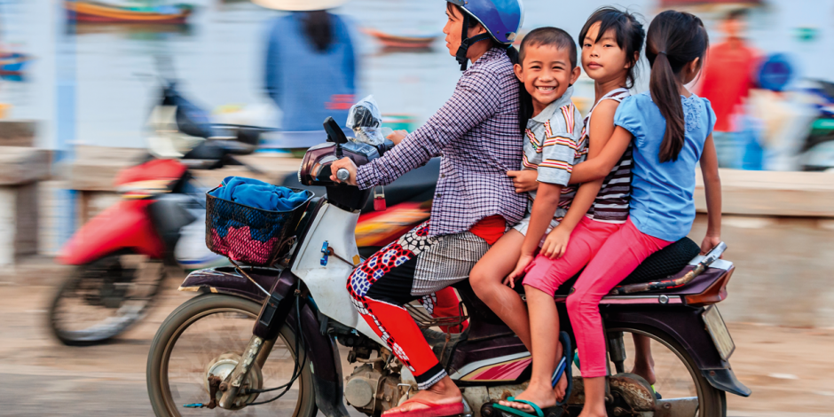 Vietnamesische Familie auf einem Motorroller