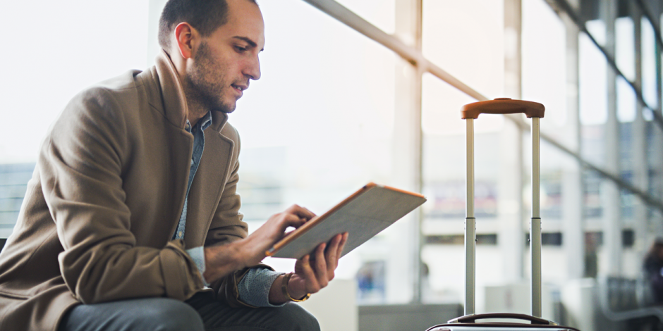 Mann liest Business Spotlight kostenlos als PDF auf seinem Tablet