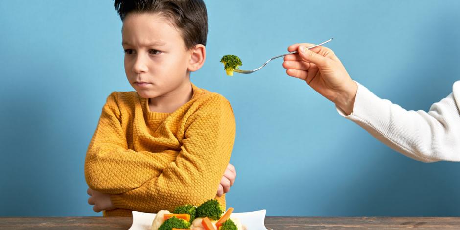 Mutter versucht, Sohn Brokkoli schmackhaft zu machen