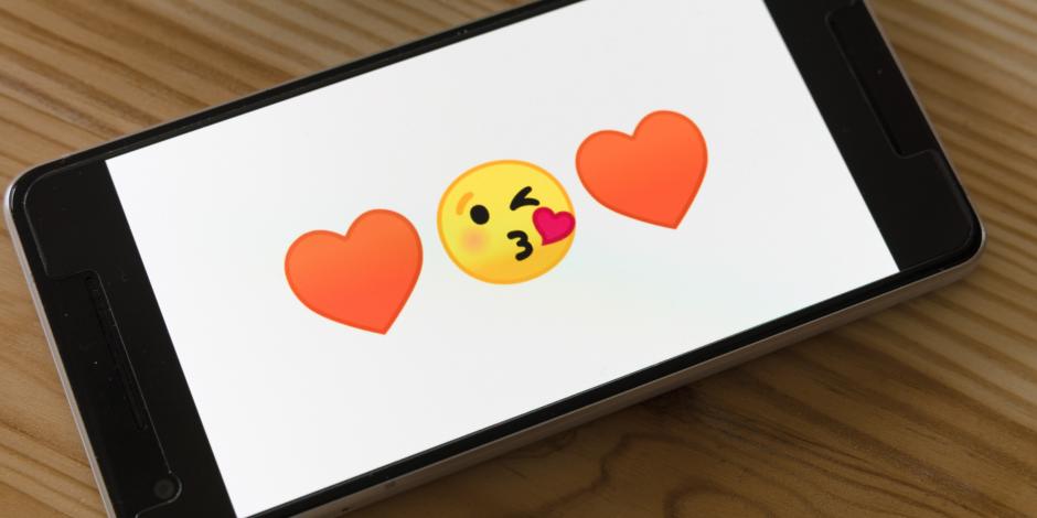 Kiss and heart emojis on a mobile phone screen