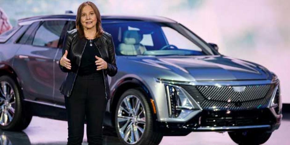 Mary Barra vor einem Tesla