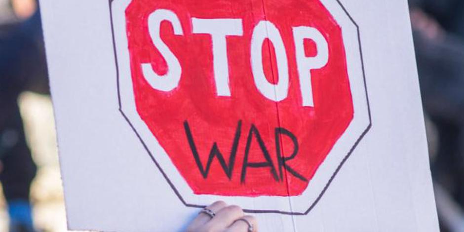 Sign that says "stop war"