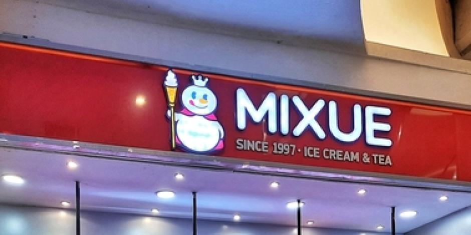 Bubble tea vendor Mixue's sign and logo
