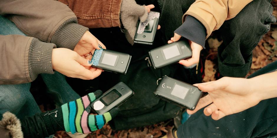 SCOTT ROSSI/NYT/Redux/laif Luddite Club members hold out their matching flip phones in Prospect Park in Brooklyn, Dec. 11, 2022.