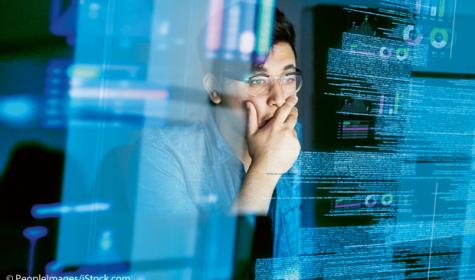 Junge Computerprogrammierer analysiert durch Daten.