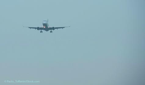Flugzeug im Nebel