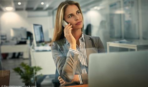 Frau im Büro am Telefon