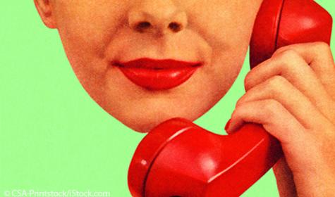 Telefonierende Frau