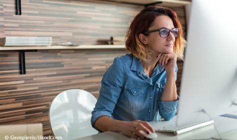 Junge Frau sitzt am Computer