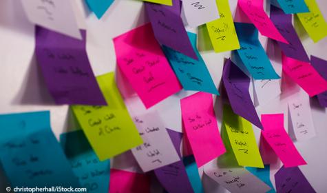 Wand mit bunten Post-Its (Tipp zum Business-Englisch-Lernen: Notieren Sie wichtige Wörter auf Post-its)