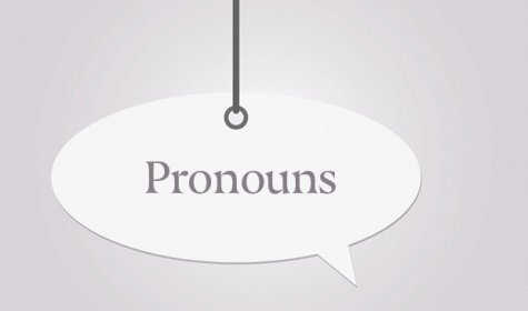Schild mit Aufschrift "pronouns"