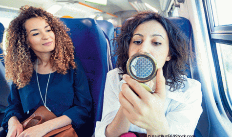 Frauen schminken sich auf einer Zugfahrt