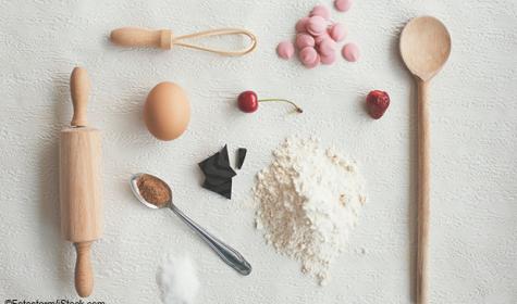 Werkzeug und Ingredienzien zum Kuchenbacken
