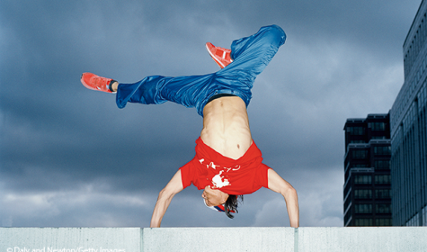 Mann im Handstand