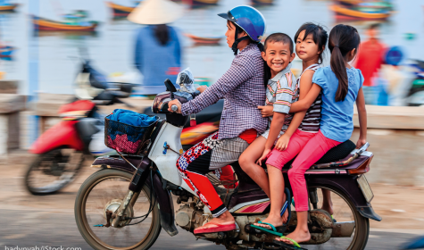 Vietnamesische Familie auf einem Motorroller
