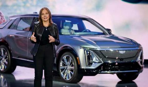 Mary Barra vor einem Tesla